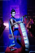 Model walks the ramp for Manish Malhotra Show at Lakme Winter fashion week day 4 on 20th Sept 2010 (10).JPG